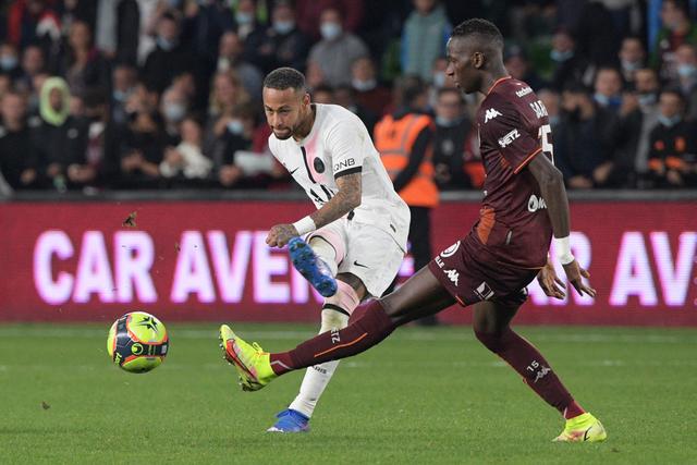 高诗岩17+9山东险胜新疆 齐麟17分李炎哲15分